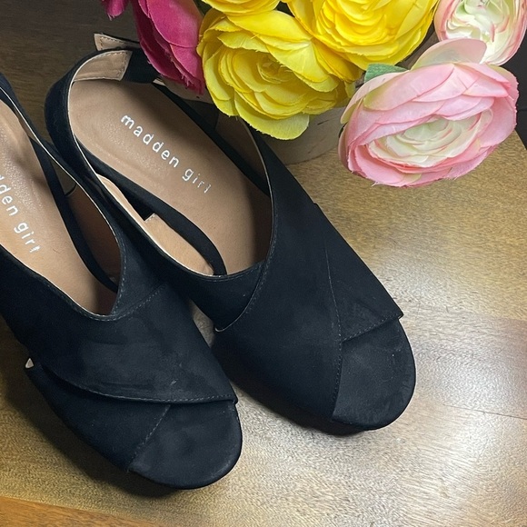 Madden Girl Black Wedge Sandals Faux black Suede size 9 - Picture 5 of 8